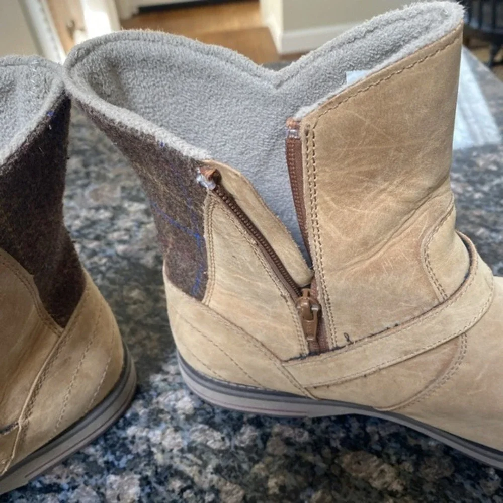 LL Bean Womans 9.5 w Tan Boots Suede Leather   ‎ 233